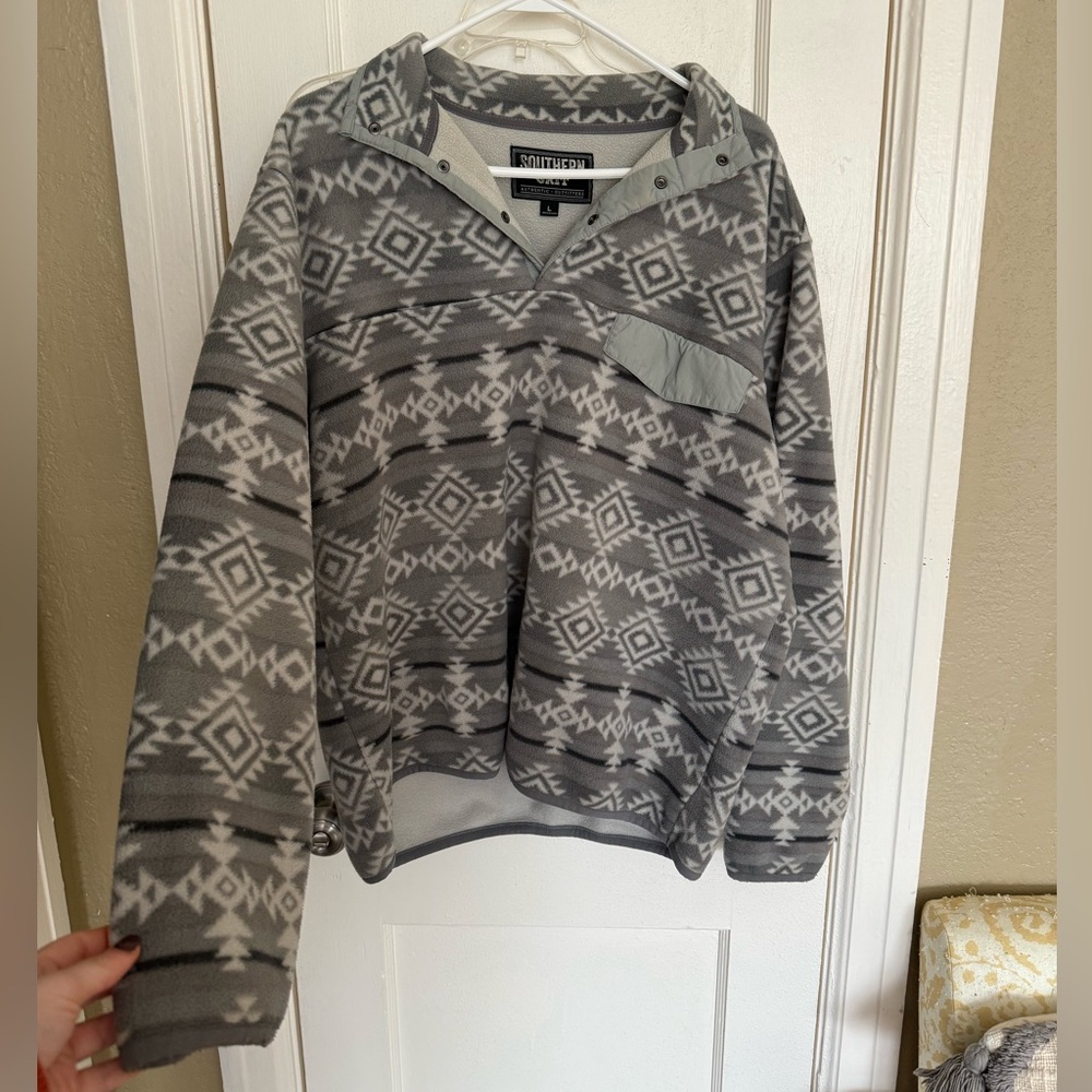 Southern Grit Gray and White Patterned Fleece Jacket. Good condition. Size L